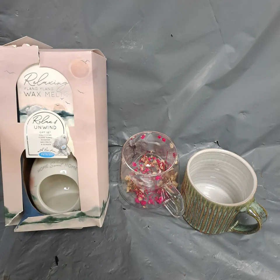 APPROXIMATELY 6 ASSORTED HOUSEHOLD PRODUCTS TO INCLUDE GLASSES, ORNAMENTS, MUGS ETC 