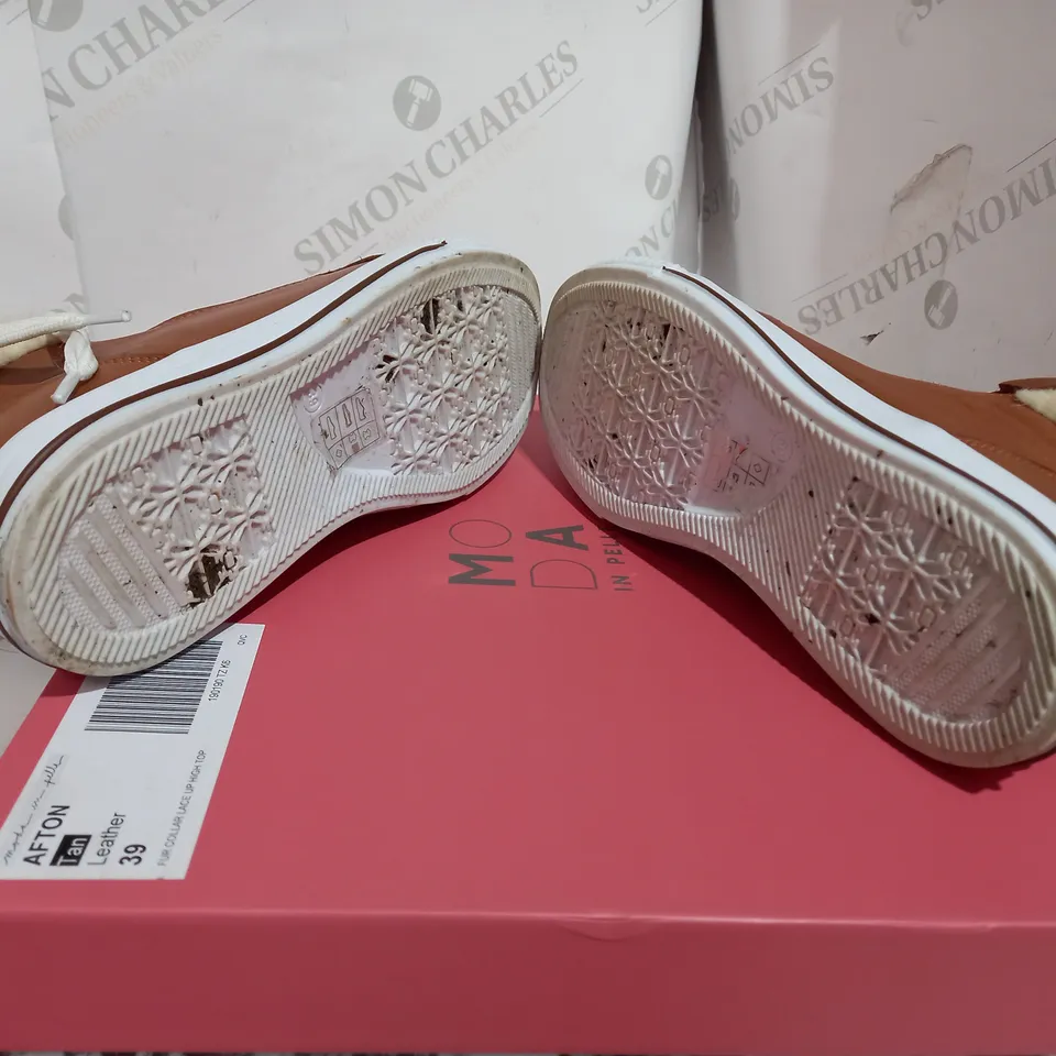 MODA TAN LEATEHR FUR COLLAR LACE UP HIGH TOP - SIZE 6