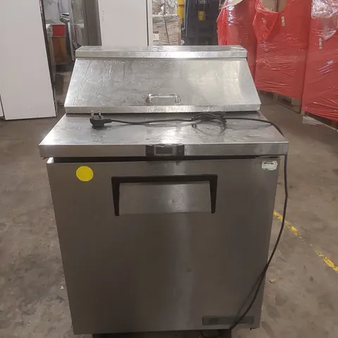 TRUE REFRIGERATION TSSU-27-08 COMMERCIAL REFRIGERATED SANDWICH AND SALAD PREP COUNTER