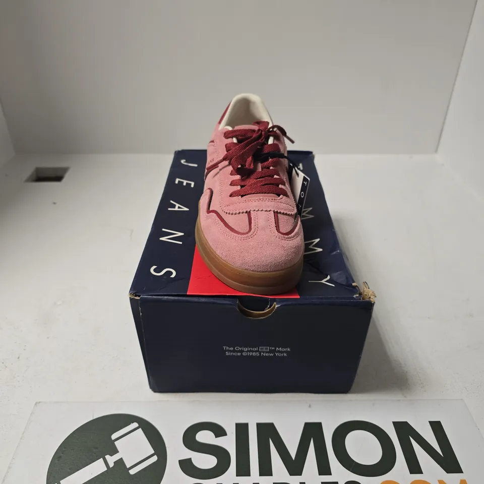 BOXED PAIR OF TOMMY JEANS LOW TOP TRAINERS SIZE EU 41