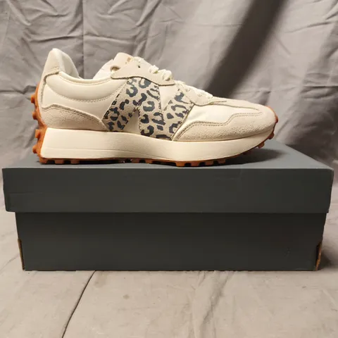 BOXED PAIR OF NEW BALANCE 327 TRAINERS IN CREAM SIZE UK 6