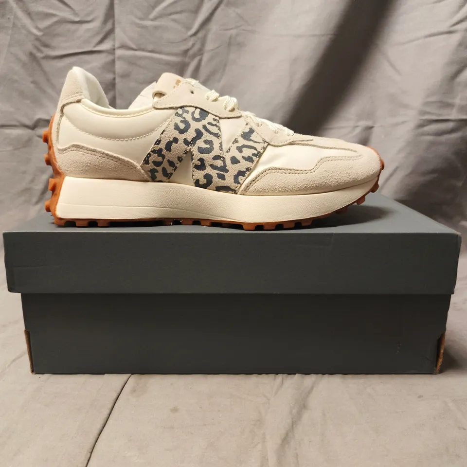 BOXED PAIR OF NEW BALANCE 327 TRAINERS IN CREAM SIZE UK 6