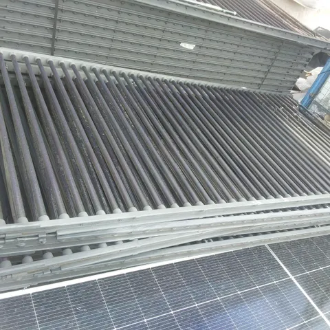PALLET CONTAINING A VERY LARGE QUANTITY OF SOLAR PANELS