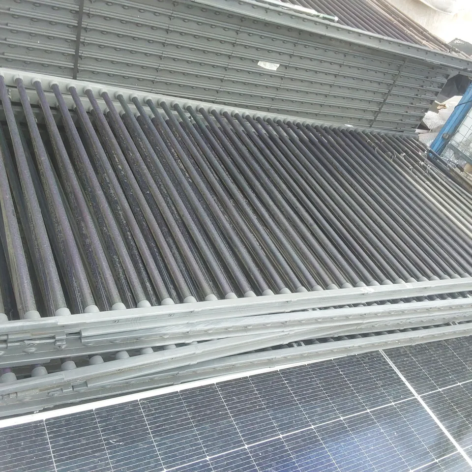 PALLET CONTAINING A VERY LARGE QUANTITY OF SOLAR PANELS