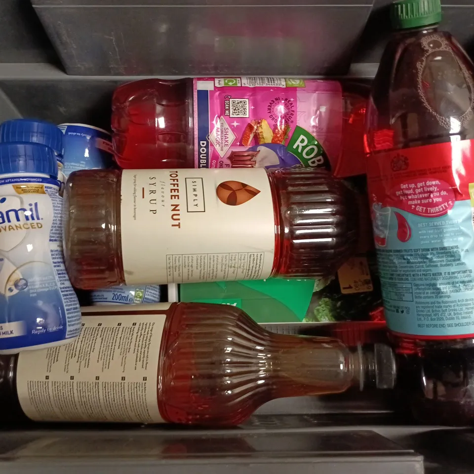 APPROXIMATELY 8 ASSORTED FOOD & DRINK ITEMS TO INCLUDE SIMPLY TOFFEE NUT SYRUP, ROBINSONS SUMMER FRUITS, APTAMIL FOLLOW ON MILK, ETC - COLLECTION ONLY