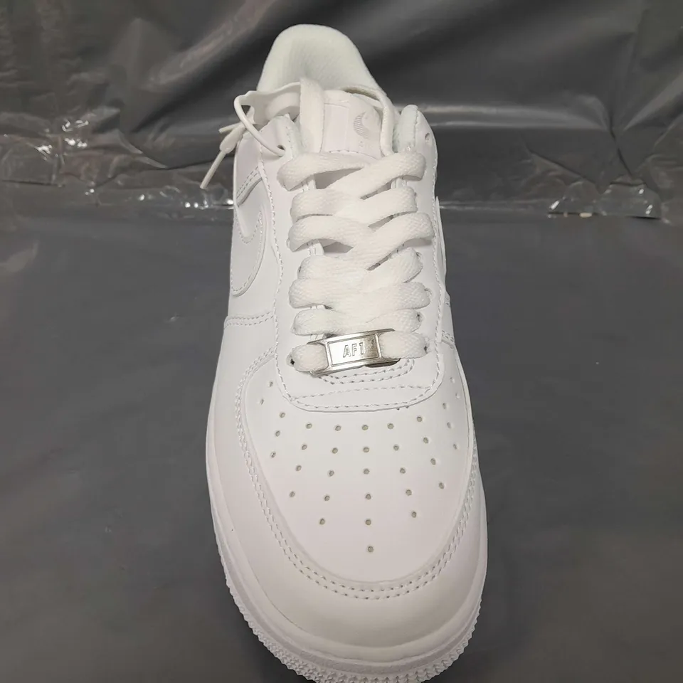 BOXED PAIR OF NIKE AIR FORCE 1 '07 SHOES IN WHITE UK SIZE 4.5