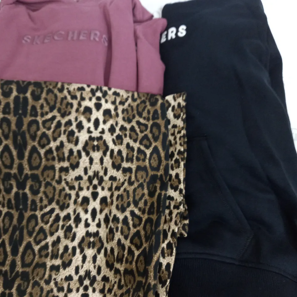 BOX OF APPROX 20 ASSORTED CLOTHING ITEMS TO INCLUDE - JUMPERS - TOPS AND TROUSERS 