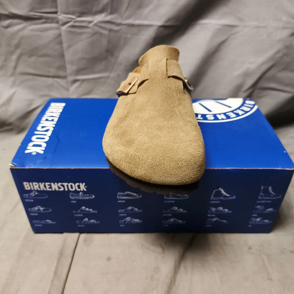 BOXED PAIR OF BIRKENSTOCK BOSTON BS SHOES IN TAUPE SIZE UK 4.5