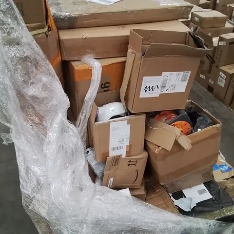 PALLET CONTAINING VARIOUS ASSORTED BOXED HOUSEHOLD CUSTOMER RETURNS TO INCLUDE: CHICKEN COOP, SEWING MACHINE,  EXTENSION LEAD, SPRAY GUN, KETTLE ETC.