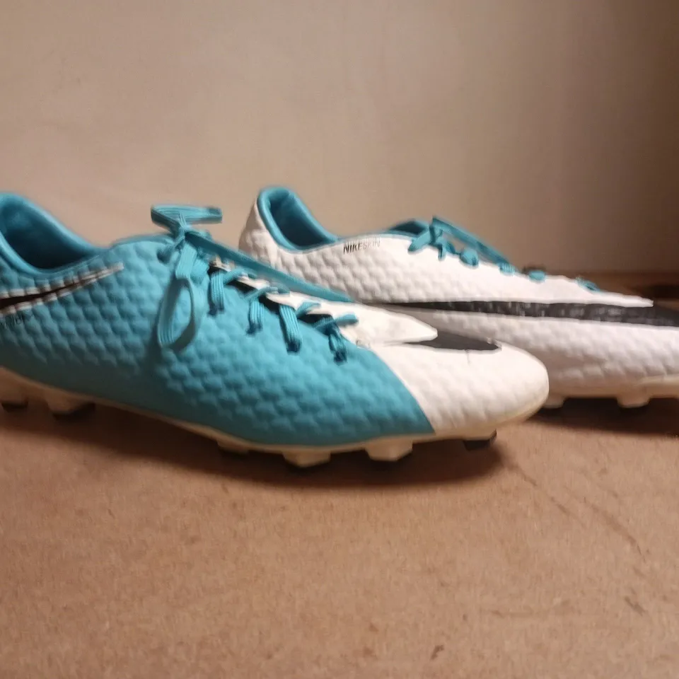 BOXED PAIR OF NIKE HYPERVENOM FOOTBALL BOOTS IN BLUE/WHITE SIZE UK 10