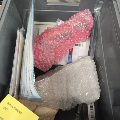 BOX OF ASSORTED ITEMS TO INCLUDE - LEEDS CROCK BADGES - PAPER BOOK 