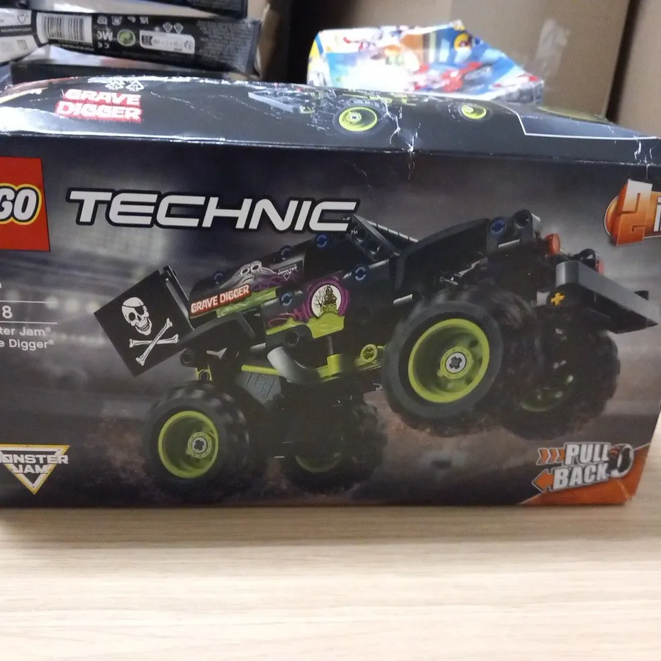 BOXED LEGO TECHNIC 42118 MONSTER JAM GRAVE DIGGER