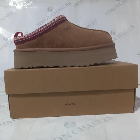 BOXED PAIR OF UGG WTAZZ SHOES IN CHESTNUT UK SIZE 5