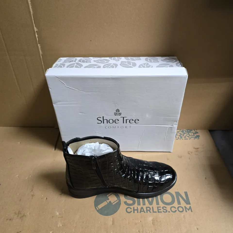 BLACK CROCODILE-EFFECT CHELSEA BOOTS - WOMEN'S ANKLE BOOTS, SHOE TREE COMFORT - UK SIZE 5
