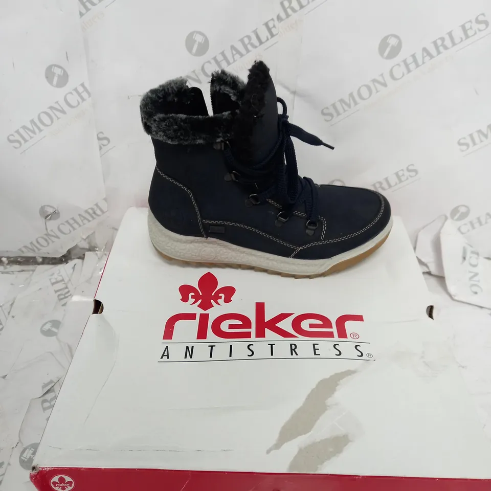 BOXED PAIR OF RIEKER WATER RESISTANT WARM HIKER BOOTS, NAVY - SIZE 5