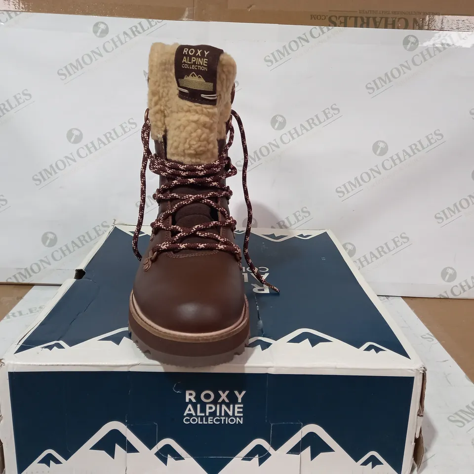 BOXED PAIR OF ROXY ALPINE BOOTS IN BROWN UK SIZE 9
