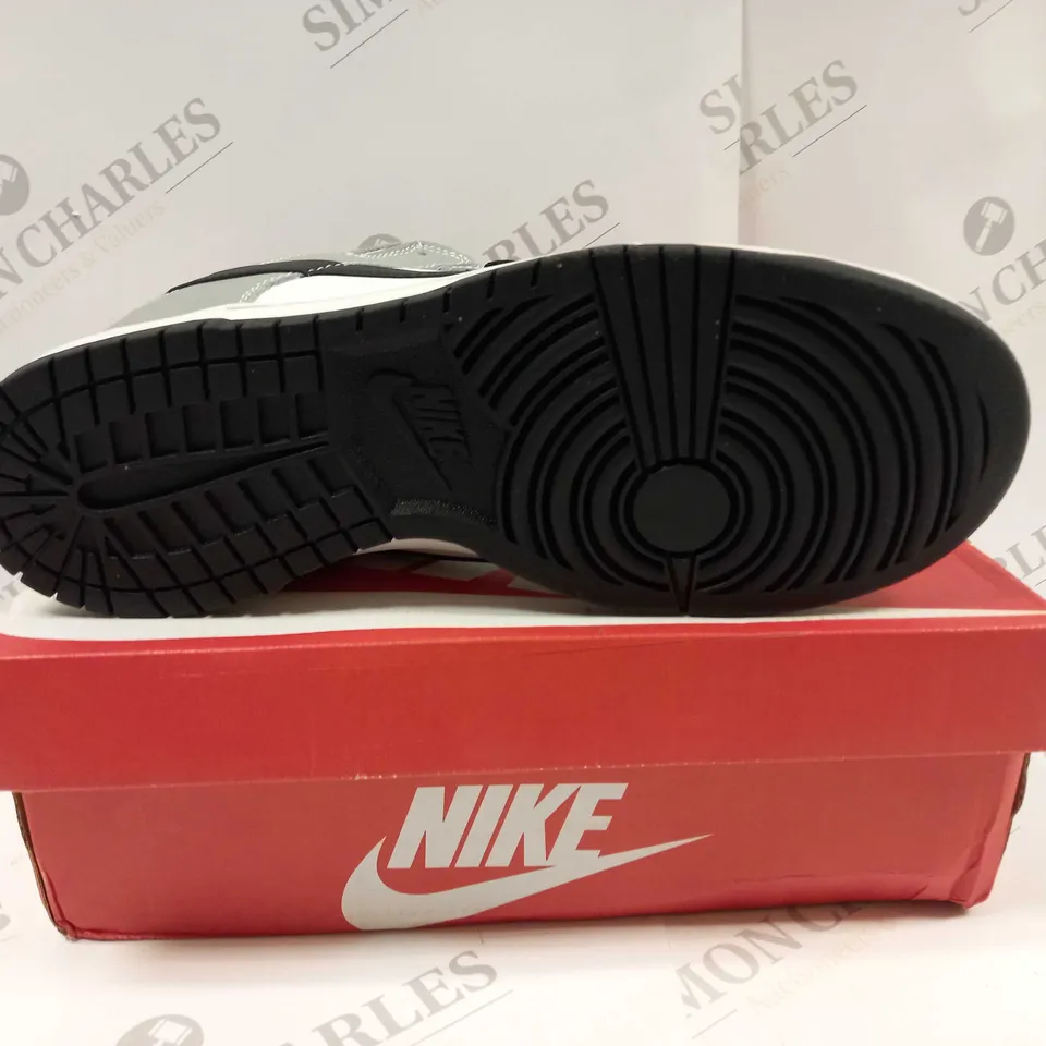 BOXED PAIR OF NIKE CW1590 DUNK LO RETRO TRAINERS UK SIZE 10 