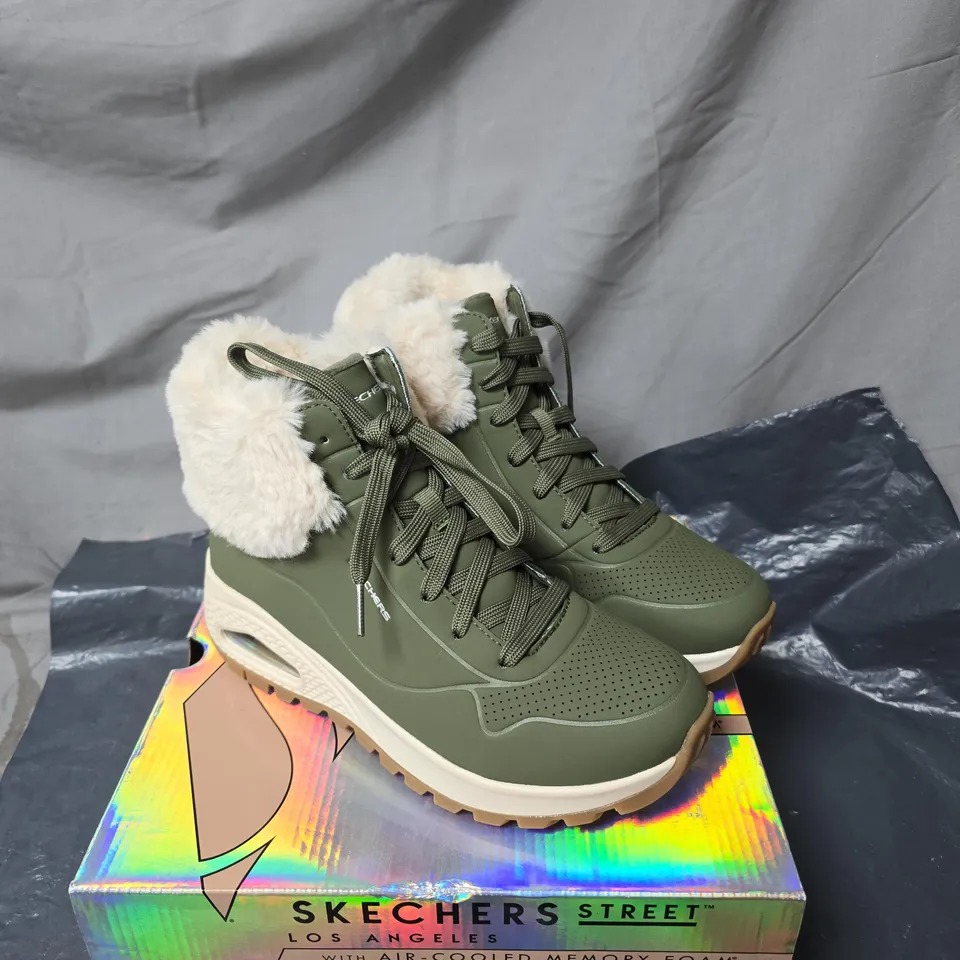 SKECHERS STREET LOS ANGELES OLIVE GREEN FUR-LINED BOOTS – MEMORY FOAM SIZE 4.5