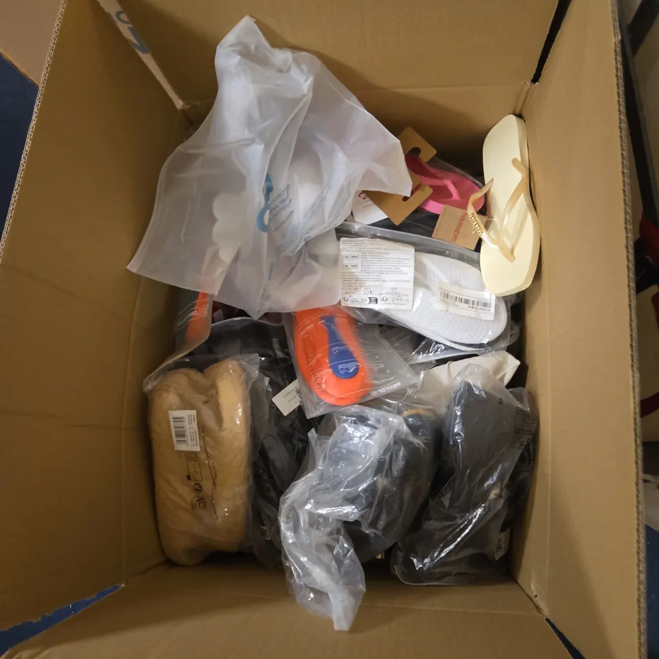 BOX OF APPROXIMATELY 15 ASSORTED SHOES TO INCLUDE: OODIE SANDLES 