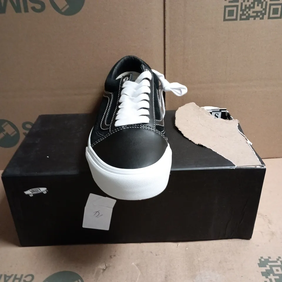 VANS OLD SKOOL TRAINERS – BLACK/WHITE, UK 9 (US 10)