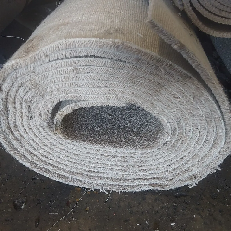 ROLL OF QUALITY DIMENSIONS CARPET - APPROXIMATELY 5 x 5.77m