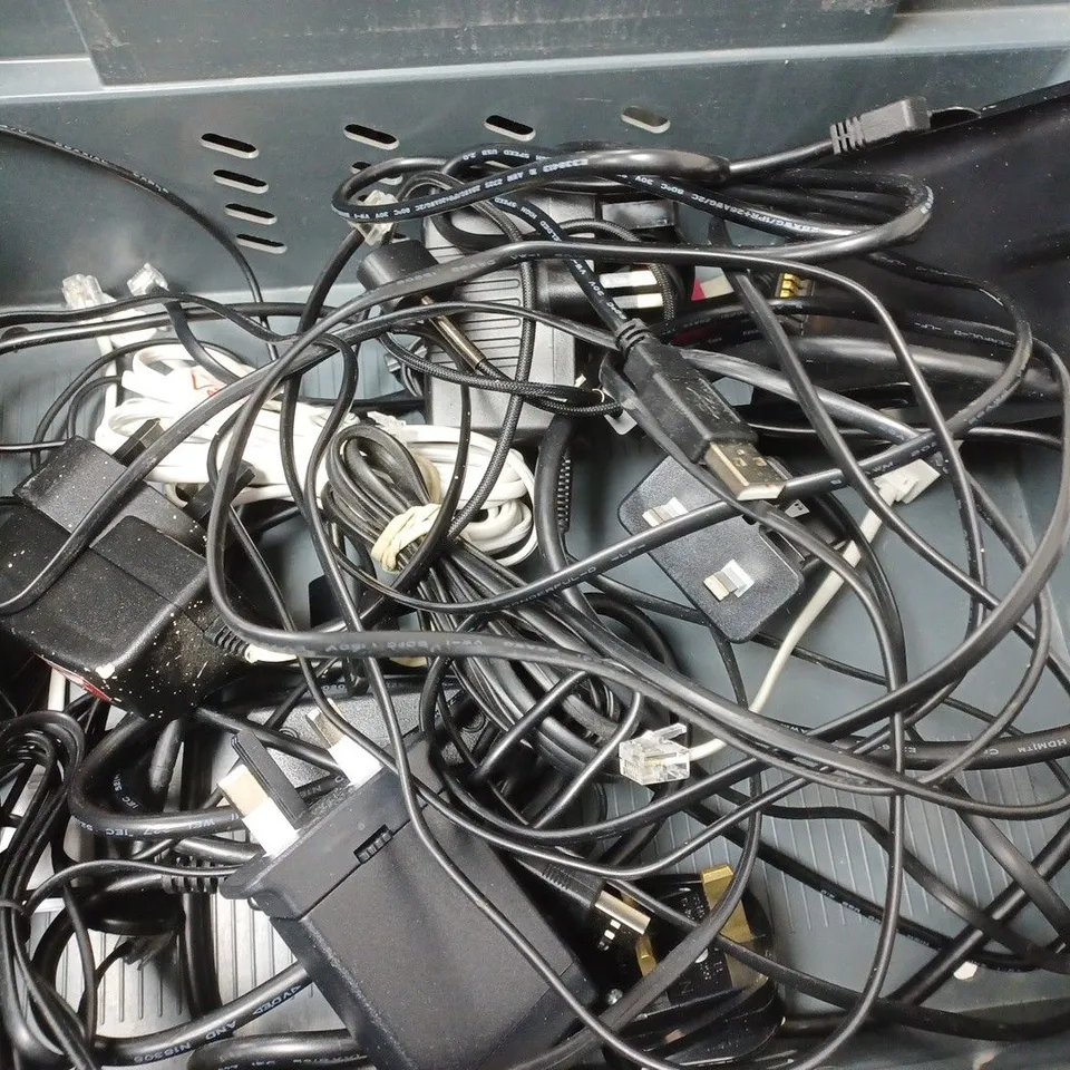 BOX OF APPROXIMATELY 8 ASSORTED ITEMS TO INCLUDE - EM BABY HEARING PROTECTORS , FOOD BAGS SEALING CLIPS , LOFI FUTURE ETC