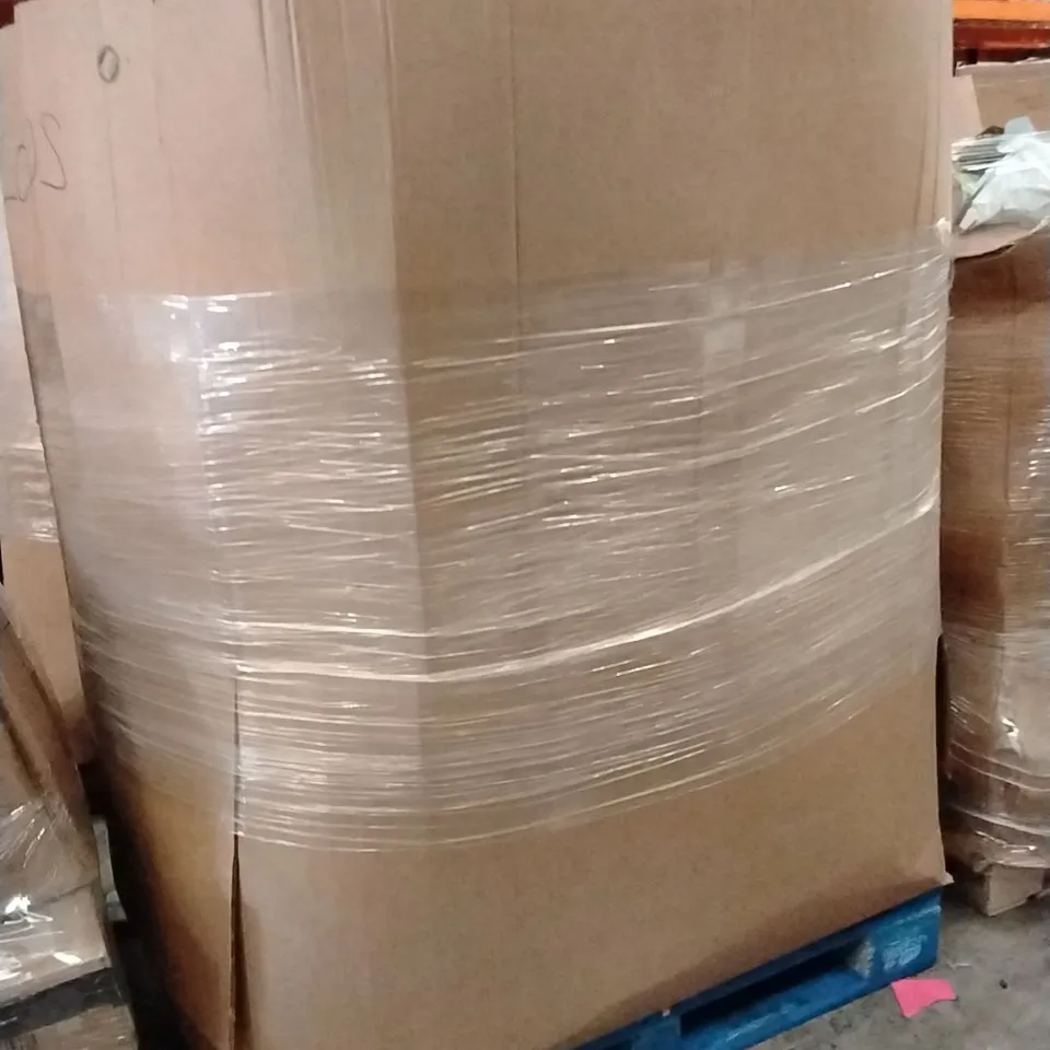 PALLET CONTAINING A LARGE QUANTITY OF PILLOWS