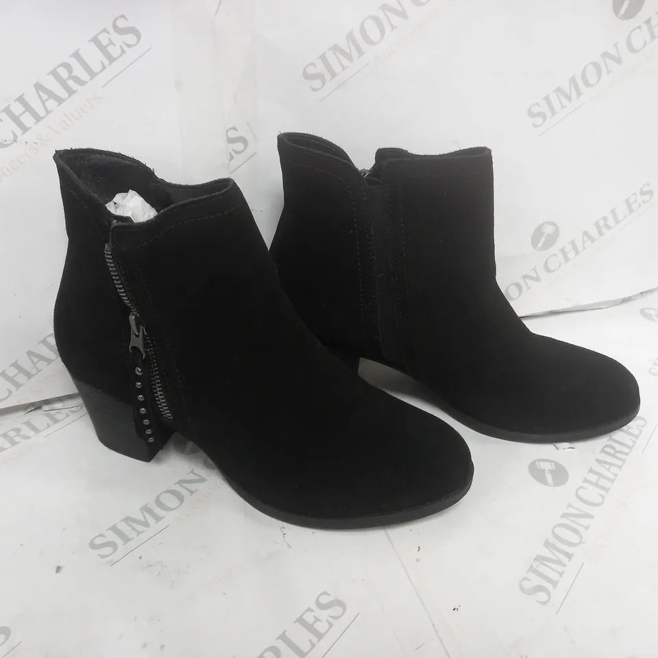 BOXED SKETCHERS TAXI ZIP HEELED BOOT SIZE 6