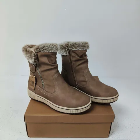 BOXED PAIR OF JO & JOE JADE TAUPE ANKLE BOOTS – UK SIZE 4
