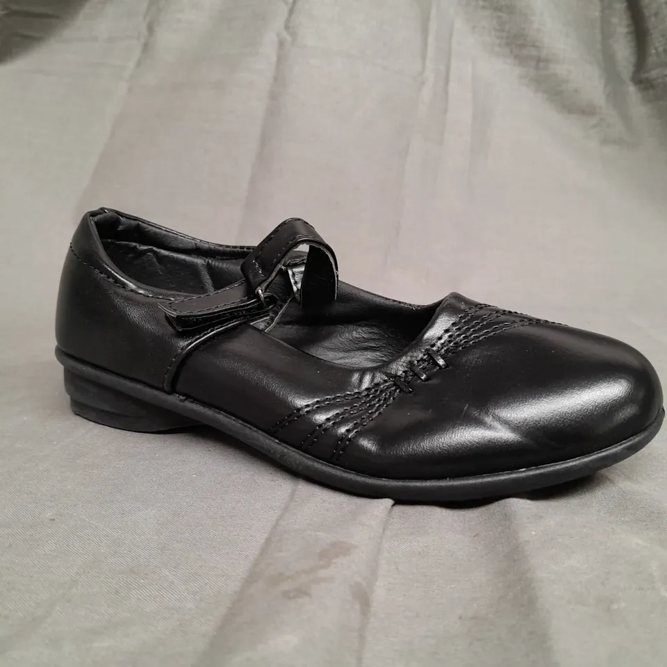 BOX OF APPROX 20 ASSORTED UNBRANDED BLACK VELCROW SHOES IN VARIOUS SIZES