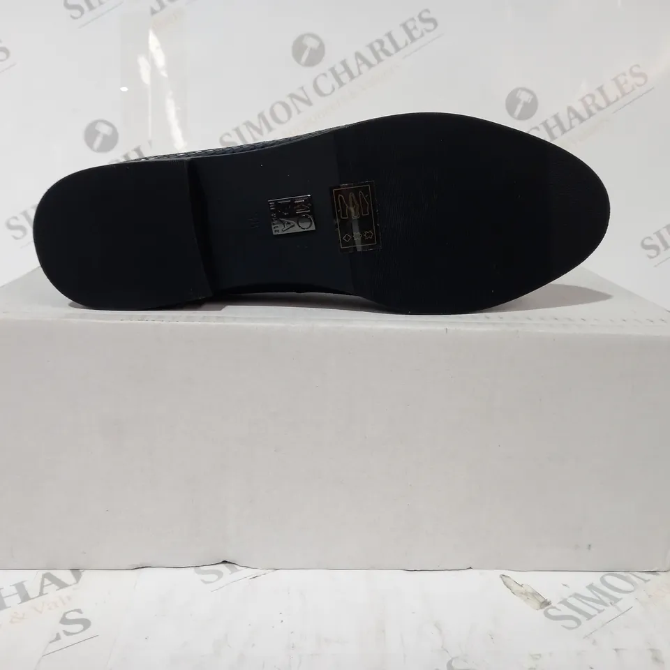 BOXED PAIR OF MODA IN PELLE WAYLEN LOAFERS IN NAVY SIZE 5