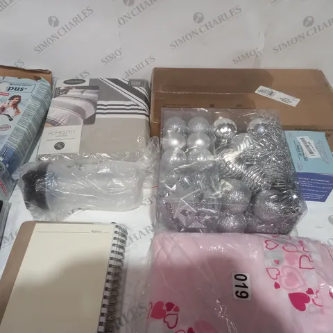 BOX OF APPROXIMATELY 30 ASSORTED ITEMS TO INCLUDE A CHRISTMAS BAUBLE SET, A LUXARY PERCALE 180 THREAD COUNT AND A ELITE EXCUTIVE 2024 DAY TO A PAGE REFILL