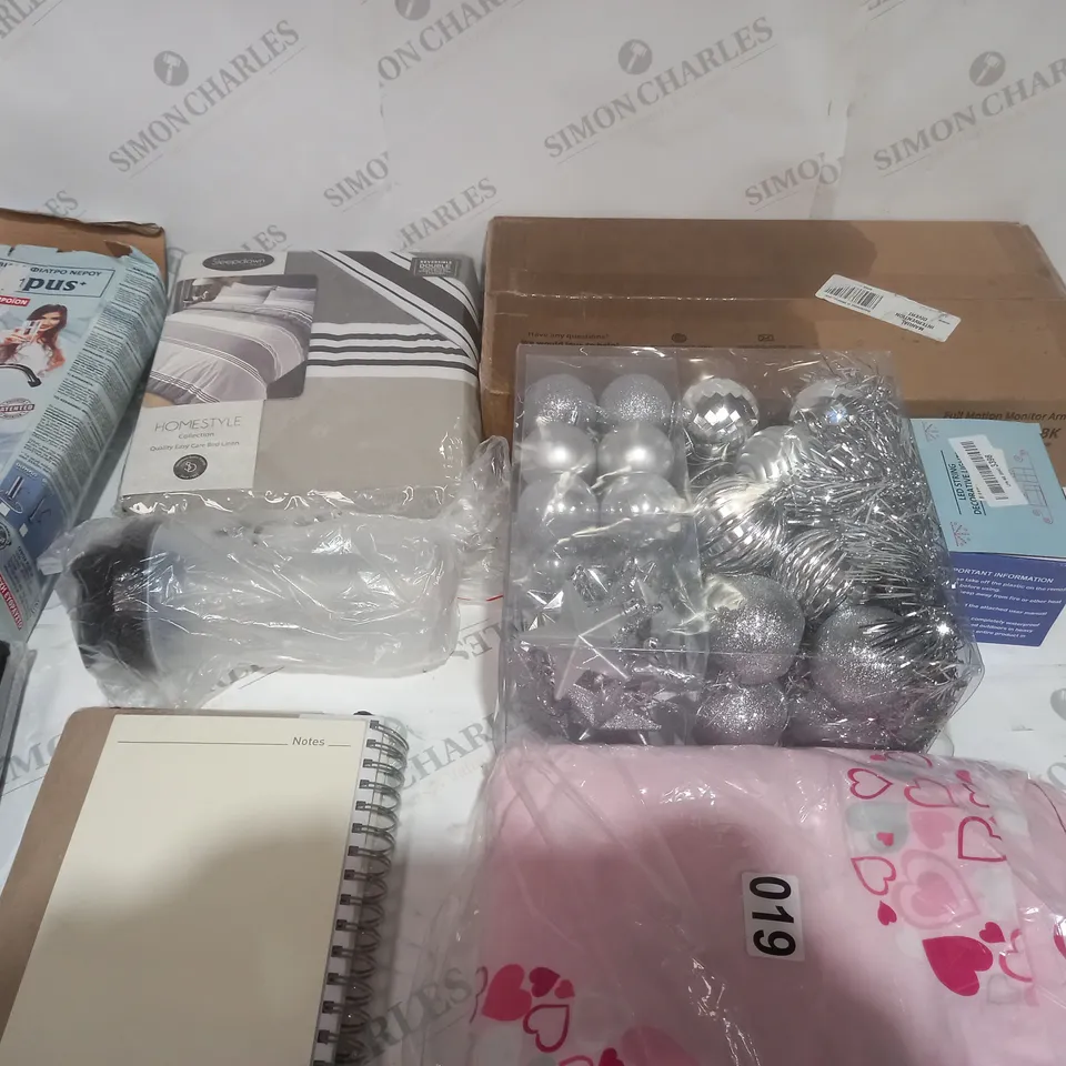 BOX OF APPROXIMATELY 30 ASSORTED ITEMS TO INCLUDE A CHRISTMAS BAUBLE SET, A LUXARY PERCALE 180 THREAD COUNT AND A ELITE EXCUTIVE 2024 DAY TO A PAGE REFILL
