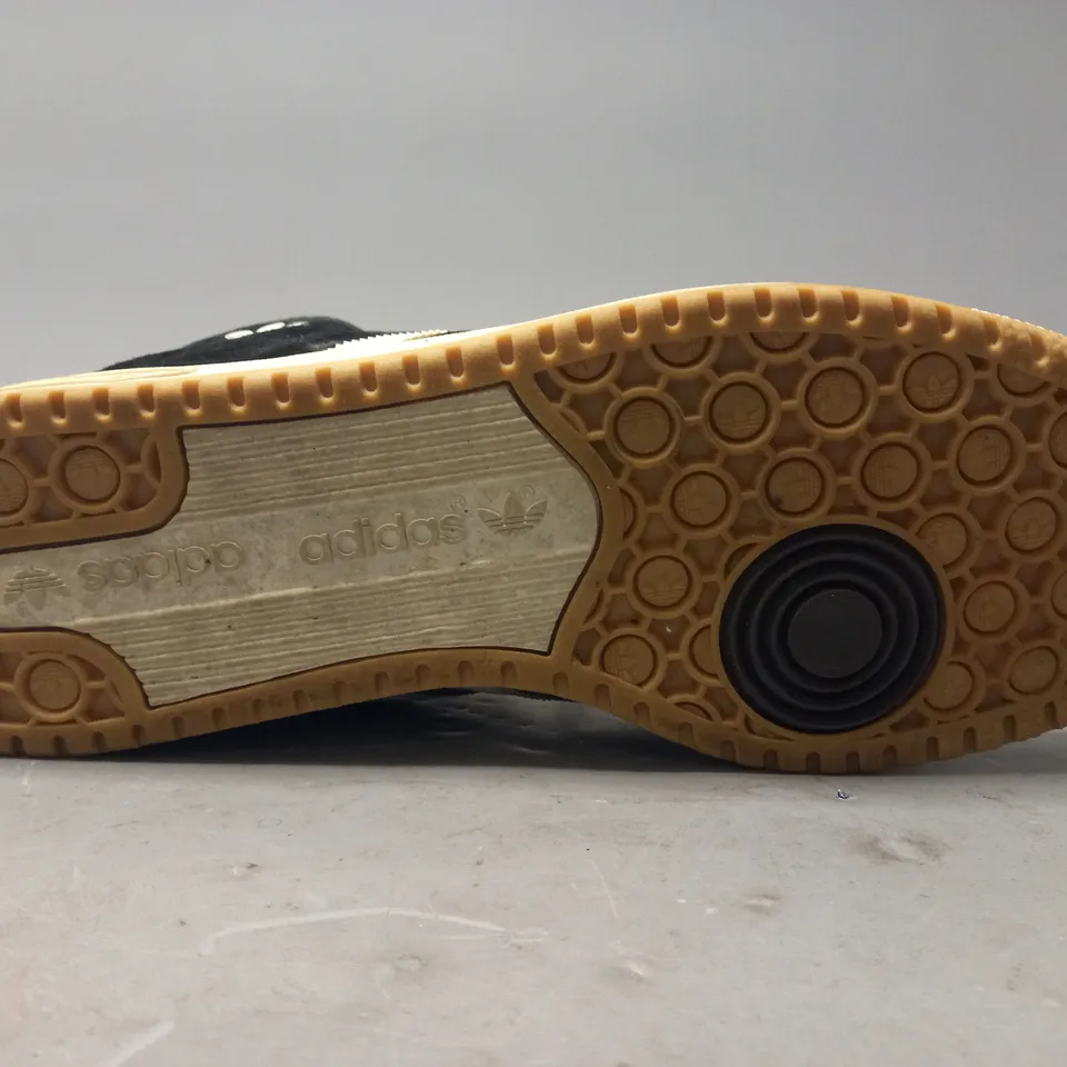 PAIR OF ADIDAS SHOES IN BLACK/GREY/WHITE UK SIZE 12