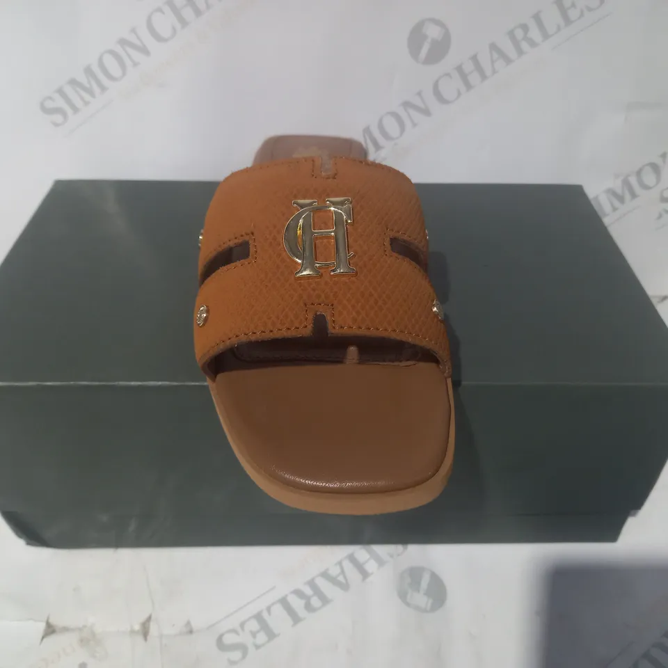 BOXED PAIR OF HOLLAND COOPER MONOGRAM SLIDERS IN TAN W. GOLD EFFECT DETAIL SIZE 6
