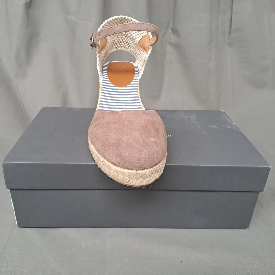 BOXED PAIR OF CREW CLOTHING COMPANY FAITH CLASSIC WEDGE HEEL SHOES IN NEUTRAL EU SIZE 38