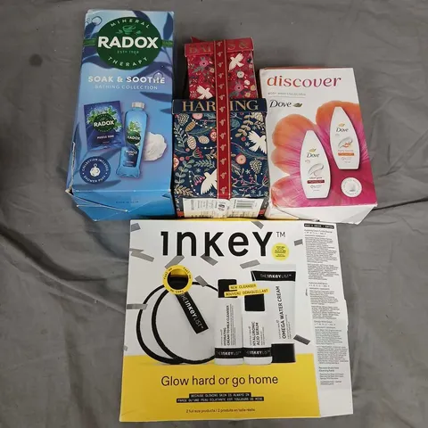FIVE ASSORTED COSMETIC GIFT SETS TO INCLUDE; INKEY, RADOX, BAYLISS AND HARDING AND DOVE