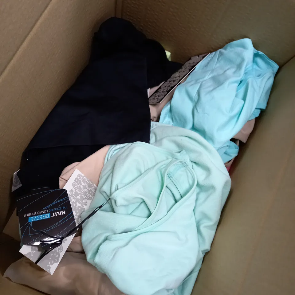 BOX OF APPROXIMATELY 20 GYM WOMENS CLOTHING ITEMS TO INCLUDE SHORTS, PANTS, TOPS ETC