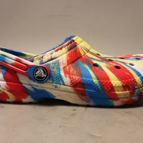 PAIR OF CROCS CLASSIC LINED MARBLED CLOGS IN MULTICOLOUR UK SIZE J4