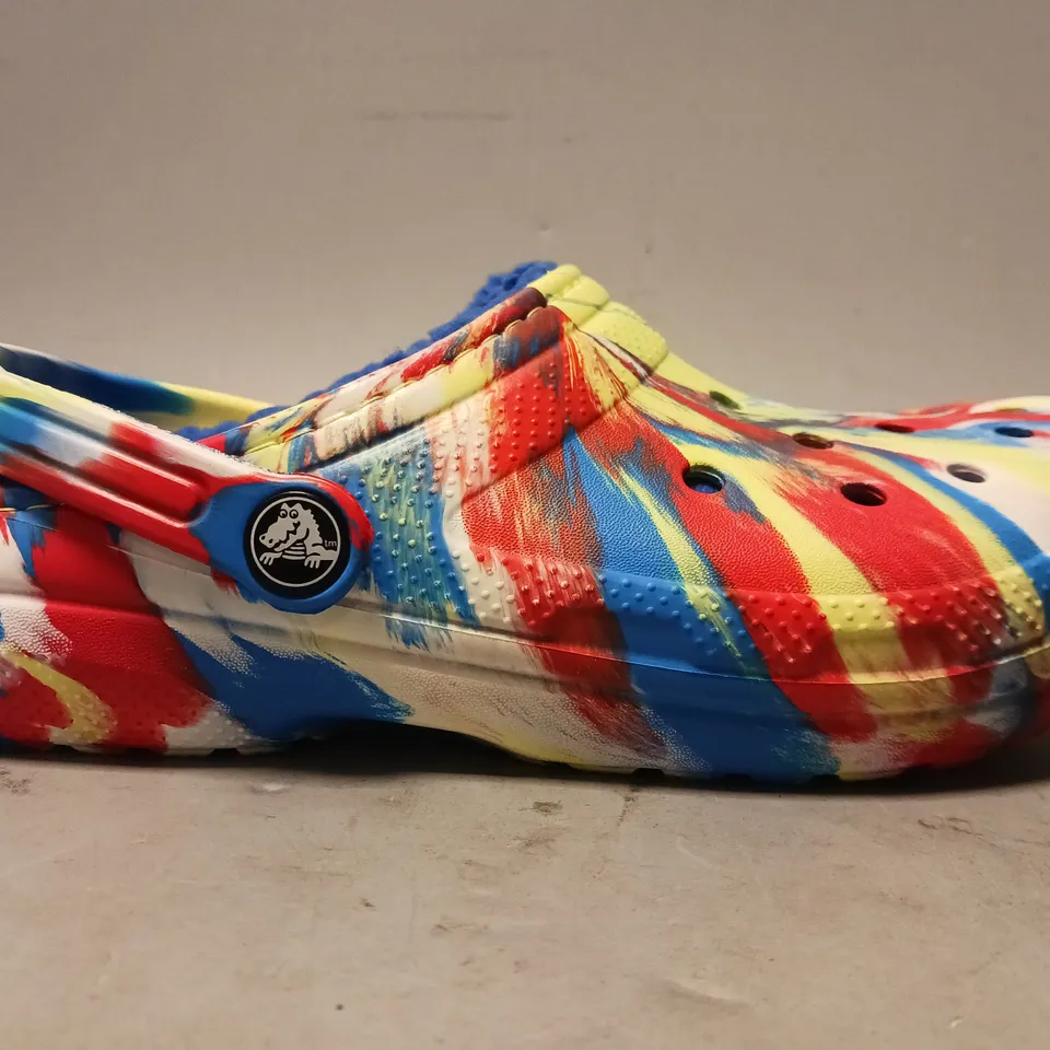 PAIR OF CROCS CLASSIC LINED MARBLED CLOGS IN MULTICOLOUR UK SIZE J4