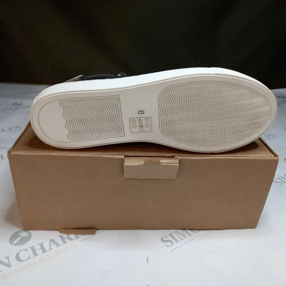 BOXED PAIR OF MAISON DE NIMES LEATHER ZIP SIDE TRAINERS IN PEWTER - SIZE 6