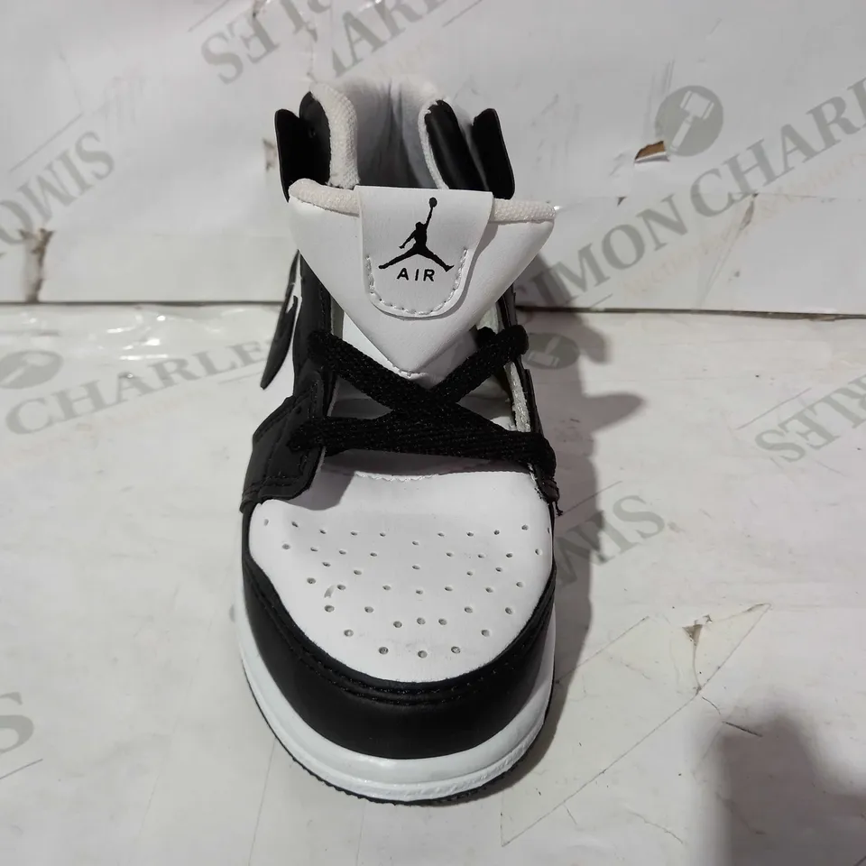BOXED PAIR OF NIKE AIR JORDAN CHILDREN'S SHOES IN BLACK/WHITE EU SIZE 31