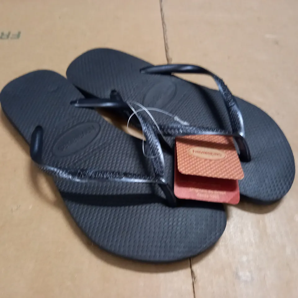 PAIR OF HAVAIANAS BLACK FLIP FLOPS - 37/38