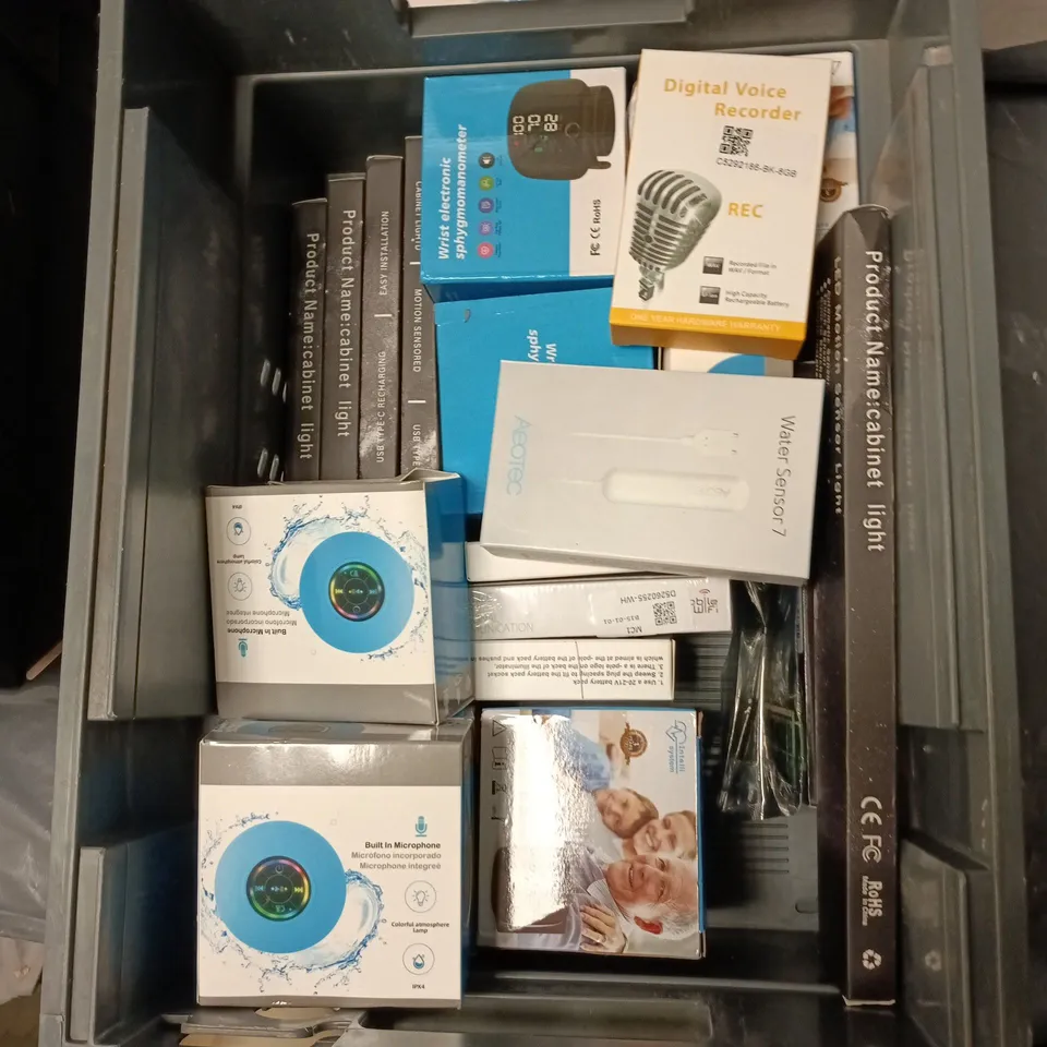 BOX OF APPROXIMATELY 15 ASSORTED ELECTRONIC ITEMS TO INCLUDE: WIRELESS MOUSE AND VOICE RECORDER