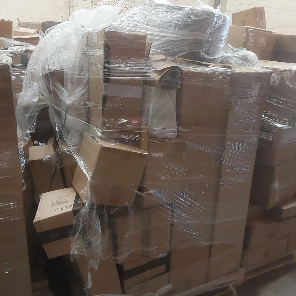 PALLET CONTAINING A VERY LARGE QUANTITY OF ASSORTED DESIGNER LIGHTING PRODUCTS