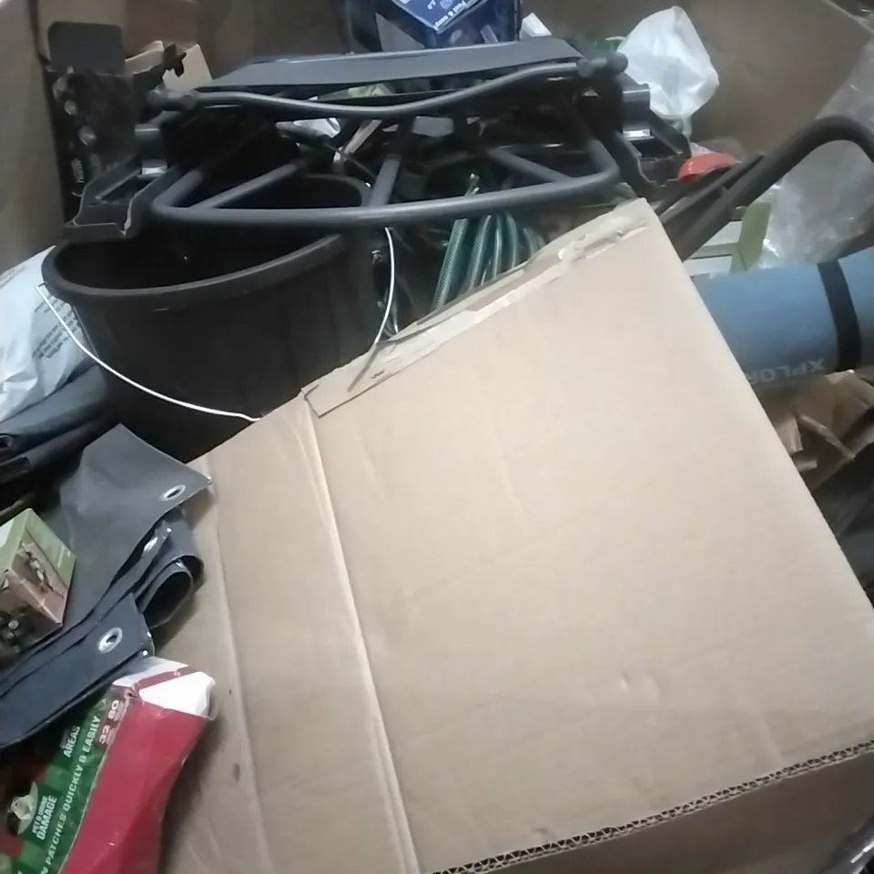 PALLET TO CONTAIN PALLET OF ASSORTED GOODS WHICH INCLUDE;GARDEN PRODUCTS, LAWN MOWER, HOSE PIPES ETC