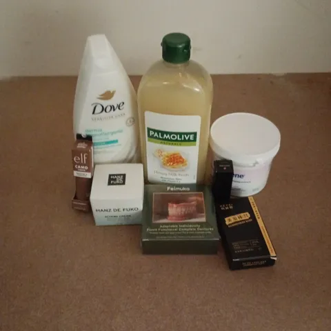 APPROXIMATELY 15 ASSORTED HEALTH & BEAUTY PRODUCTS TO INCLUDE PALMOLIVE HONEY MILK BATH, HANZ DE FUKO SCHEME CREAM, DRAPOLENE CREAM, ETC - COLLECTION ONLY