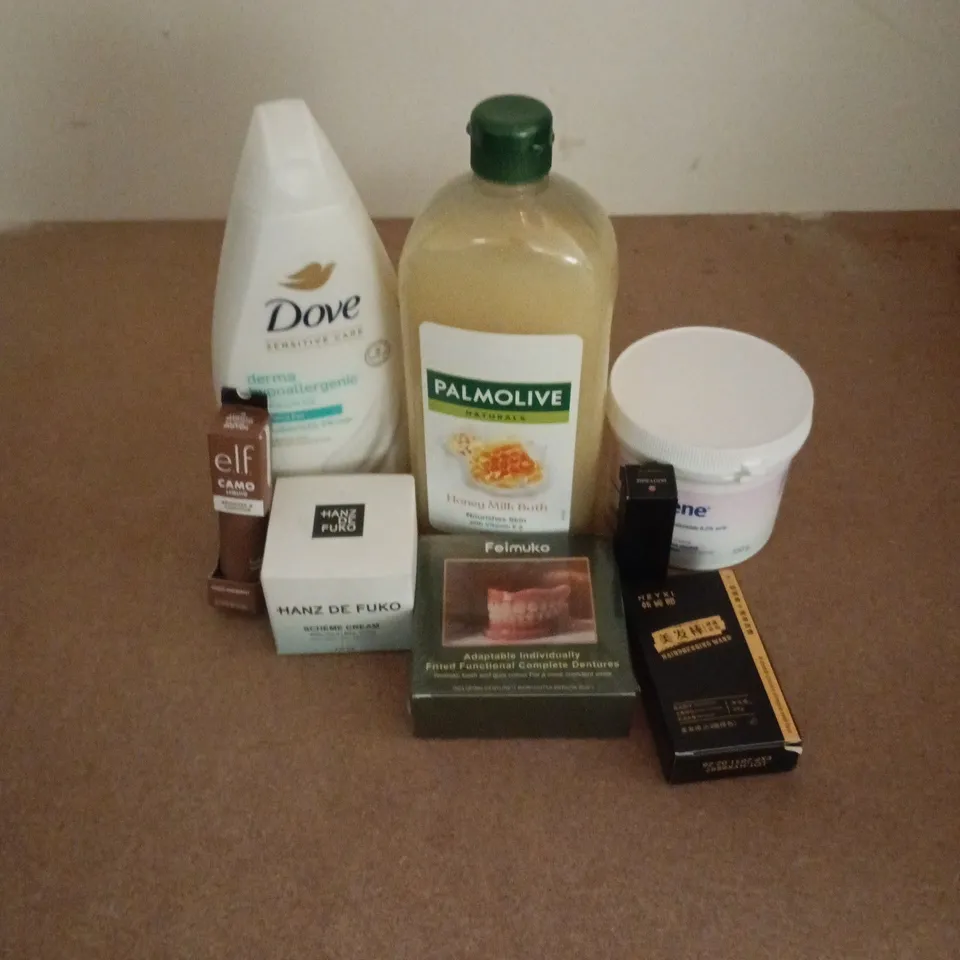 APPROXIMATELY 15 ASSORTED HEALTH & BEAUTY PRODUCTS TO INCLUDE PALMOLIVE HONEY MILK BATH, HANZ DE FUKO SCHEME CREAM, DRAPOLENE CREAM, ETC - COLLECTION ONLY