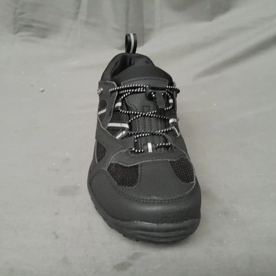 BOXED PAIR OF MOUNTAIN WAREHOUSE MEANDER KIDS WATERPROOF COMFORT WALKING SHOES IN BLACK UK SIZE 4