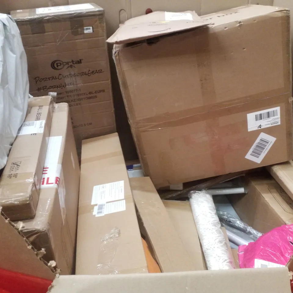 PALLET CONTAINING ASSORTED PRODUCTS INCLUDING BAR TABLE, BATHROOM MIRROR, LAPTOP DESK & CAT LITTER BOX